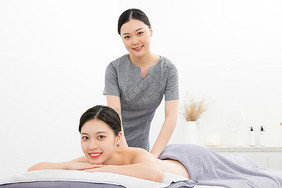 青年籃球運動員與美容服務(wù) 專業(yè)形象與自我表達(dá)的新融合